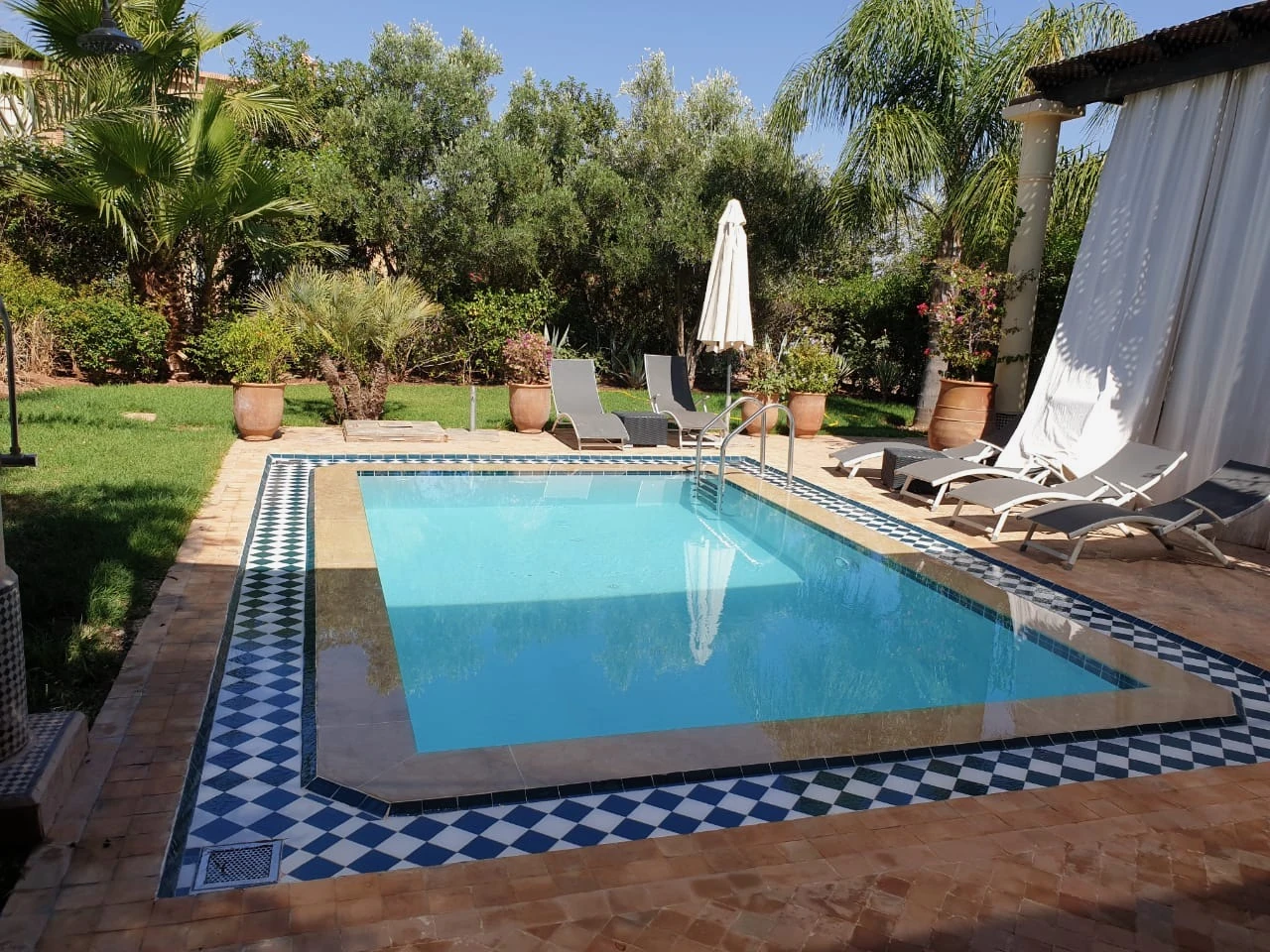 La piscine et les transats